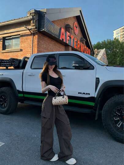 Quần cargo ống rộng, cạp chun, túi nắp gập, kiểu dáng thường ngày, thích hợp cho mùa xuân.