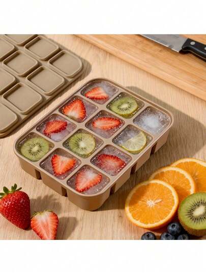 Khay làm đá 12 ngăn bằng silicon có nắp đậy, khuôn dẻo - dễ lấy đá ra, thích hợp cho các loại cocktail/whiskey trong suốt, nước dùng và chuẩn bị bữa ăn, an toàn khi sử dụng trong máy rửa chén/lò nướng, có thể tái sử dụng.