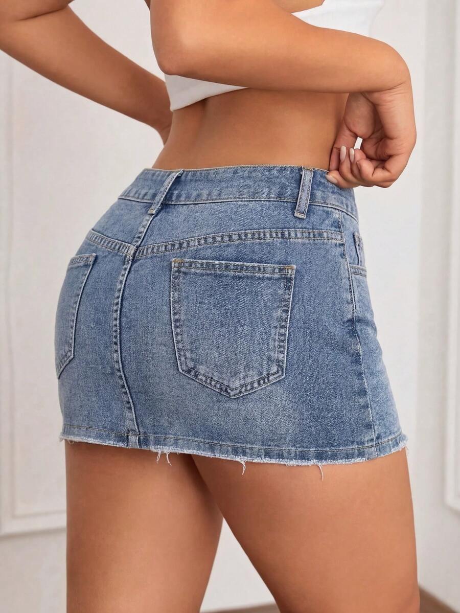 Minifalda vaquera de talle alto con dobladillo deshilachado en azul claro desgastado, estilo versátil y combinable para uso casual, look estilizante para el verano - Azul - Ver 1
