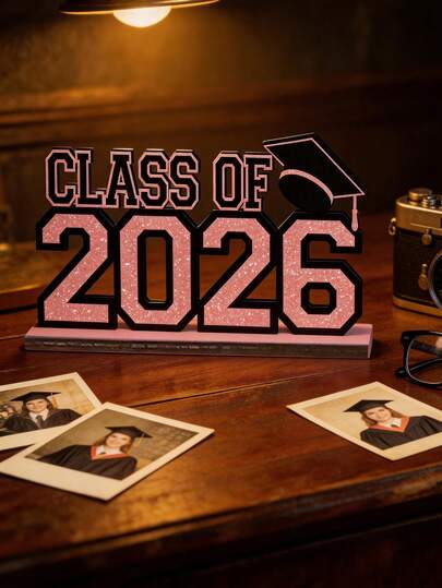 Bộ 2 món trang trí tốt nghiệp màu hồng năm 2026: Màu hồng lấp lánh, Khóa 2026, vật trang trí để bàn bằng gỗ - Lý tưởng cho mùa tốt nghiệp, lễ tốt nghiệp và làm vật trang trí trung tâm cho các bữa tiệc trên bàn học của sinh viên nam và nữ.