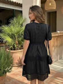 2026夏季度假优雅白色蕾丝刺绣V领收腰连衣裙，镂空沙滩裙，修身剪裁，适合旅行、约会，刺绣迷你白色连衣裙 黑色 - 黑色 - 查看 3