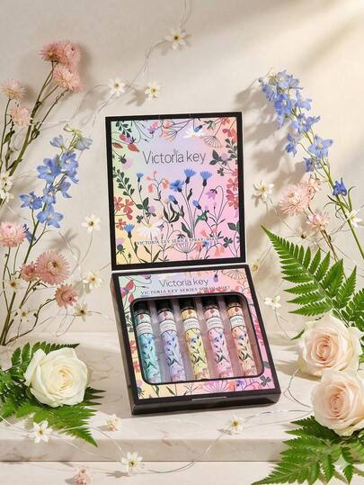 5瓶/套 10毫升浪漫花香喷雾礼盒，包含茉莉、香草、百合、马蹄莲和梓树香型。方便携带，室内香氛，适用于鞋柜、卧室、衣柜和浴室。是生日或情人节的理想礼物。