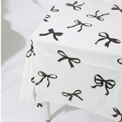 137*274厘米/53.94*107.87英寸一次性防水防油派对桌布，白色背景上饰有时尚黑色领结图案，适用于各种主题派对和日常装饰，也可作为背景布/野餐垫使用。