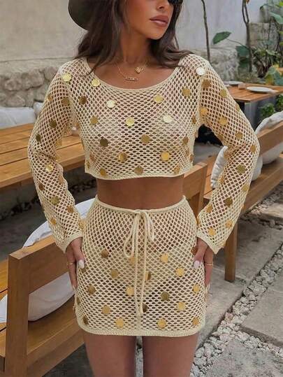 春夏新款女装时尚休闲轻薄镂空针织两件套，金色亮片装饰，短款长袖罩衫搭配系带迷你裙，波西米亚Y2K风格套装，适合海滩度假、海滩派对、泳池派对、乡村音乐节、郊游、假日约会等场合。