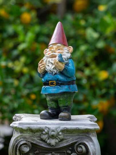 Những bức tượng người lùn sân vườn, được trang trí bằng những chú chim đầy màu sắc, là những vật trang trí bằng nhựa thú vị, phù hợp để trang trí sân hiên và ban công.