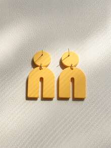 一对黄色雕花亚克力拱形吊坠耳环，度假嘻哈风格，音乐节派对礼物（女士款） - 黃色 - 查看 2