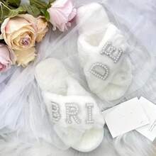 1双女士珍珠字母“新娘”装饰平底拖鞋，镶钻毛绒拖鞋，新娘送礼会、单身派对礼物、伴娘拖鞋、告别单身派对、准新娘、蜜月礼物、女鞋 - BRIDE交叉拖鞋 - 查看 2