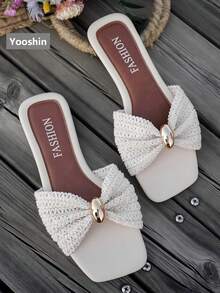 Dép xăng đan nữ mới về, thiết kế mũi vuông đế bằng, điểm nhấn nơ tươi tắn, phụ kiện kim loại mạ vàng cao cấp, kiểu dáng xỏ chân, nhẹ nhàng và thoải mái, dễ phối đồ, phù hợp cho ở nhà, dã ngoại mùa xuân/hè, kỳ nghỉ đồng quê, dép đi biển thời trang đường phố. - Màu be - Xem 2