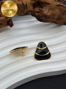 One Antique Enamel Drop Earring In A Retro Style, Featuring A Light Luxury And Minimalist Design In Black. Suitable For Daily Commuting, Shopping, Formal Workplace Meetings, Elegant Dinners, Romantic Dates, Or As A Surprise Gift For Your Girlfriend. - Black - View 3