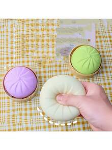 1/2个日常减压玩具，彩色饺子造型挤压球，感官舒缓玩具，可捏的面团球减压手部玩具，带食物蒸笼的弹性桌面玩具，游戏和派对礼品，适合作为礼物或派对赠品 - 包子 - 查看 4