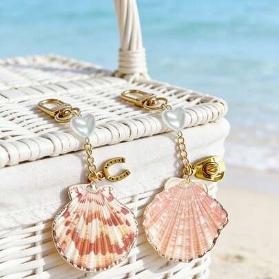 Móc khóa vỏ sò tự nhiên với mặt dây chuyền ngọc trai hình trái tim, phụ kiện túi xách phong cách Boho bãi biển với điểm nhấn hình móng ngựa và mũ cao bồi, móc khóa lấy cảm hứng từ biển cho túi xách và ví, lý tưởng cho những chuyến đi biển mùa hè và sử dụng hàng ngày, phù hợp cho phụ nữ, thanh thiếu niên và những người yêu thích biển, hoàn hảo cho kỳ nghỉ xuân, lễ Phục sinh và làm quà tặng, đa năng như phụ kiện túi xách, phụ kiện chìa khóa và đồ trang trí ven biển.