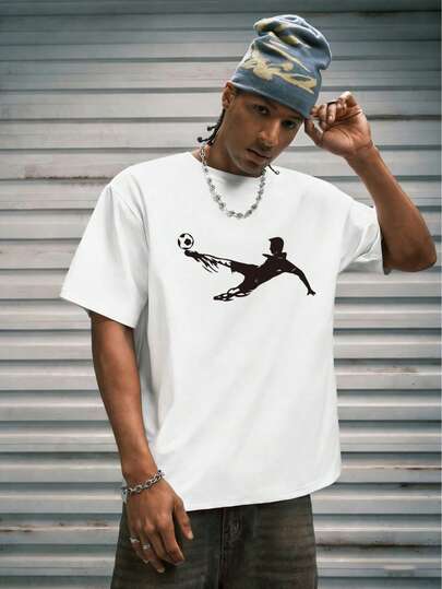 男士图案T恤，足球剪影印花，100%聚酯纤维透气针织面料，常规版型圆领设计，适合夏季户外运动和日常穿着。