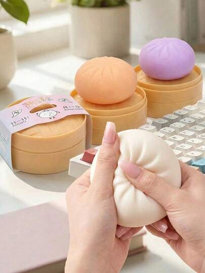 成人减压桌面玩具，蒸汽造型，柔软有弹性的面团质感，趣味十足的手持新奇玩具，适合成人聚会、办公桌和家居装饰。