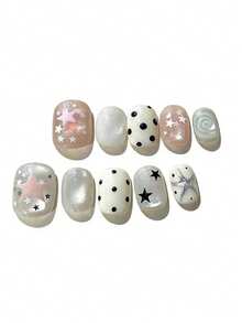 Bộ 10 móng tay này có tên là Star Conch Sea Sequence. Mẫu móng này có lớp nền màu hồng nude trong suốt, kết hợp với các điểm nhấn hình ngôi sao 3D màu hồng, kim tuyến bạc, chấm bi đen, họa tiết ngôi sao bạc và thiết kế vỏ sò xoắn ốc. Lớp sơn bóng loáng bắt sáng như một bãi biển đầy sao lúc hoàng hôn, tạo nên một vẻ đẹp mộng mơ, kỳ ảo, vừa dịu dàng vừa tinh nghịch. - Nhiều màu - Xem 1