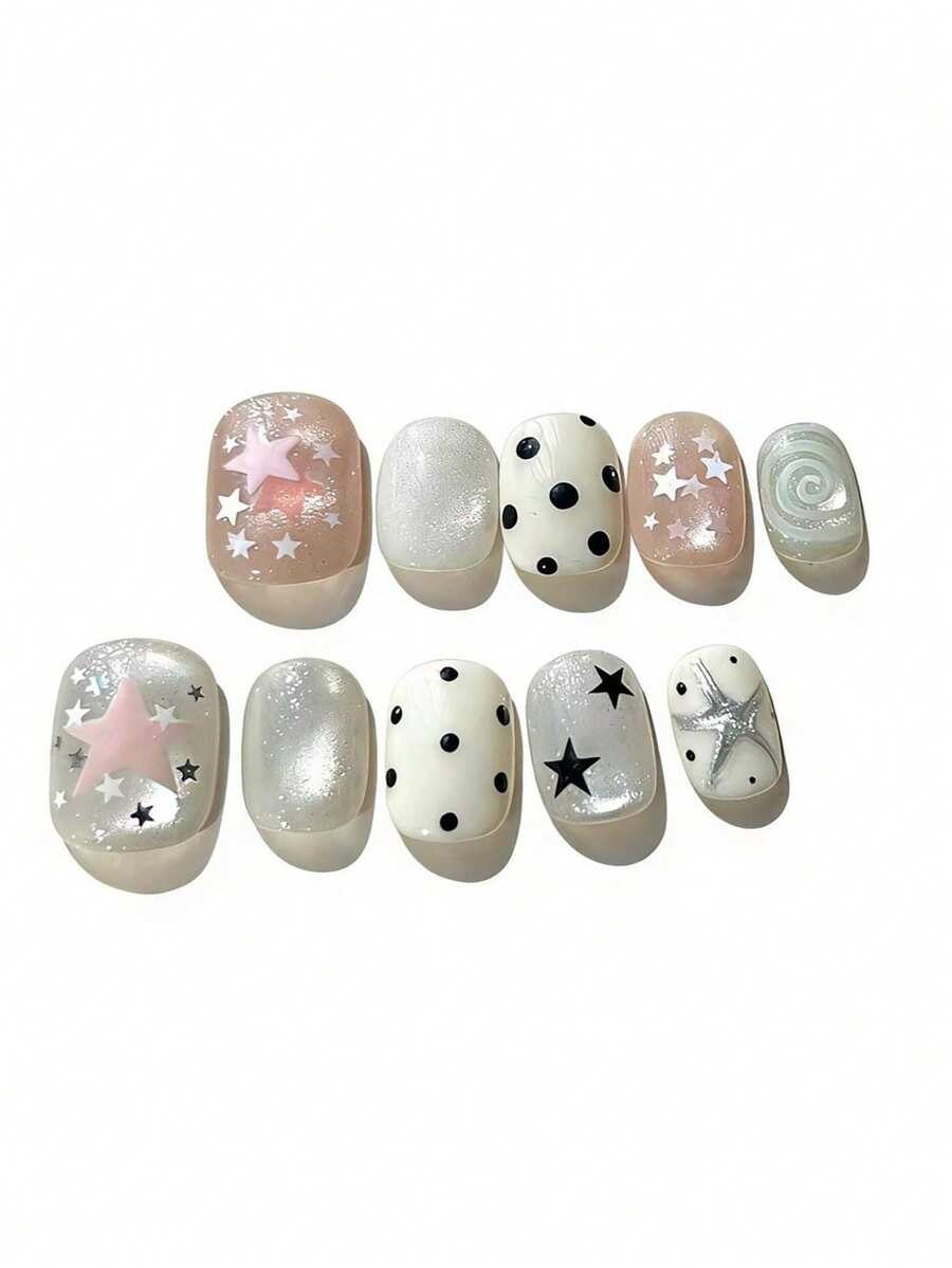 Bộ 10 móng tay này có tên là Star Conch Sea Sequence. Mẫu móng này có lớp nền màu hồng nude trong suốt, kết hợp với các điểm nhấn hình ngôi sao 3D màu hồng, kim tuyến bạc, chấm bi đen, họa tiết ngôi sao bạc và thiết kế vỏ sò xoắn ốc. Lớp sơn bóng loáng bắt sáng như một bãi biển đầy sao lúc hoàng hôn, tạo nên một vẻ đẹp mộng mơ, kỳ ảo, vừa dịu dàng vừa tinh nghịch. - Nhiều màu - Xem 1