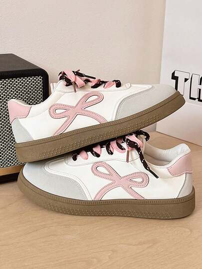 2025年热销大码女式运动鞋，PU材质甜美蝴蝶结平底鞋，粉白撞色百搭透气休闲运动鞋，建议选购大一码，详情请参考尺码表。