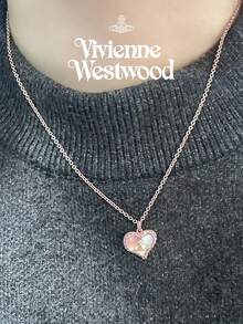 Vivienne Westwood Bộ sưu tập mặt dây chuyền Petra hình trái tim, mạ vàng hồng, chất liệu đồng thau. - Hoa hồng vàng - Xem 2