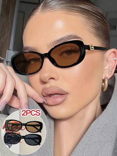 2 chiếc kính thời trang nữ kiểu retro hình oval, gọng đen phối vân đồi mồi, tròng kính màu nhạt, trang trí càng kính, nhẹ, thích hợp cho du lịch và chụp ảnh. Có hộp đựng kính.