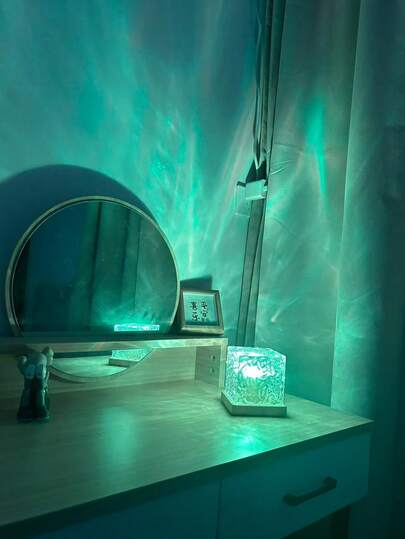 1个浪漫礼物投影灯，火焰氛围灯，床头水波纹创意夜灯，温暖浪漫灯，带遥控器和触摸模式，16种灯光颜色可切换