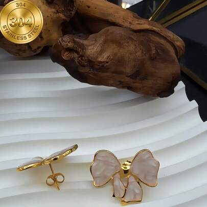 Một đôi bông tai kiểu Pháp nhẹ nhàng, sang trọng, màu trắng hình nơ, thích hợp cho đi làm hàng ngày, mua sắm, tiệc trà chiều, tiệc bạn bè hoặc hẹn hò mùa xuân, hoặc làm quà tặng Ngày Valentine cho bạn gái.