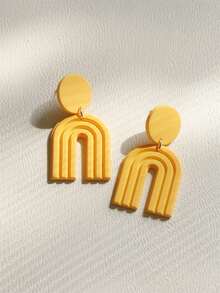 一对黄色雕花亚克力拱形吊坠耳环，度假嘻哈风格，音乐节派对礼物（女士款） - 黃色 - 查看 1