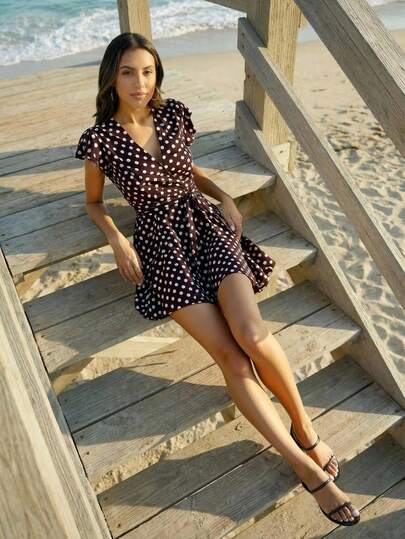 女士夏季新款波点连衣裙，收腰显瘦，后背拉链，收腰设计，优雅休闲短款连衣裙，适合日常穿着和度假穿着。