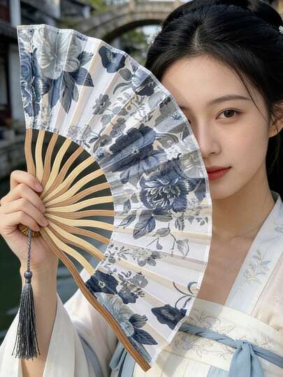 1支可折叠竹制手扇，带收纳袋，做工精致，经典花卉图案，复古中式优雅风格，适用于摄影、婚礼、装饰、音乐节、舞蹈、派对、表演、礼品、母亲节、婚礼回礼、返校季、夏季降温等场合。