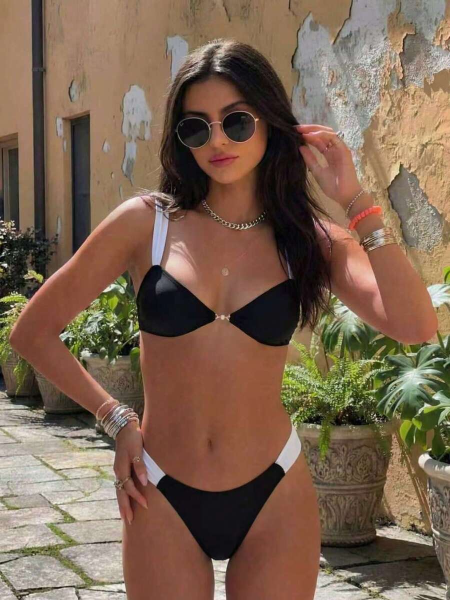 Bộ bikini phong cách sao nổi tiếng sang trọng, thanh lịch, gợi cảm, phối màu đen trắng tương phản, thích hợp cho kỳ nghỉ biển và các sự kiện, thời trang, với viền trang trí bằng vòng kim loại. - Nhiều màu - Xem 1
