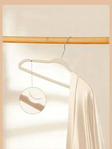 1个优质天鹅绒衣架，防滑柔软毛毡衣架，结实耐用，适用于外套和西装，是理想的衣橱配件 - 彩色 - 查看 4