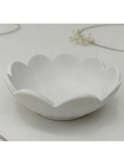 Assiette à amuse-gueule à motif floral blanc peint à la main dans le style Wabi-Sabi, convient pour le thé de l'après-midi ou la décoration de la table de salle à manger