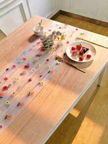 1Pc This Embroidered Table Runner Features Colorful Small Flower Patterns On A Semi-Transparent Mesh Fabric,Creating A Simple And Fresh Style. The Floral Pattern Makes This Sheer Table Runner Suitable For All Seasons,And It's Perfect For Decorating Dining Tables In Bedrooms,Living Rooms,Parties,And Weddings. - 11.81*70.87 英寸 - 查看 5