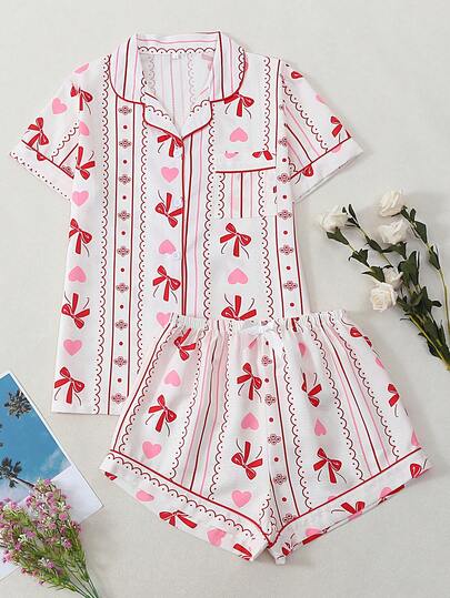 Bộ đồ ngủ nữ tay ngắn và quần short in họa tiết sọc nơ, kiểu dáng phồng, nhăn nhẹ.
