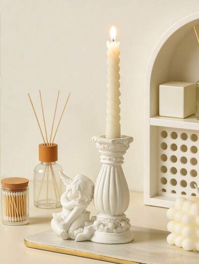 Chân nến hình thiên thần bằng nhựa kiểu cổ điển - Tượng thiên thần ngủ màu trắng với thiết kế cột trang trí cầu kỳ, lý tưởng cho nến trụ trên bàn ăn, bệ lò sưởi và bàn trang điểm phòng ngủ. Mang đến không khí lãng mạn kiểu Pháp, điểm nhấn trang trí nhà cửa theo phong cách shabby-chic. Trang trí nhà cửa cho phòng khách, phòng ngủ, phòng học, tiệc cưới, không khí lễ hội, Ngày Valentine, quà cưới, quà tặng ngày lễ tốt nhất, giá trưng bày trang trí, quà sinh nhật, quà tốt nghiệp.