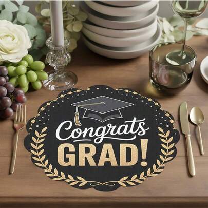 AFYPRTY 4 件套 15 英寸毕业主题餐垫，涤纶材质，印有毕业帽和金色月桂花环图案，黑色金色扇形边，适合毕业派对、餐桌、宴会、家庭用餐、毕业庆祝活动等场合。