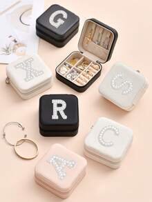 Hộp đựng trang sức hình hoa hồng chữ cái, hộp trang sức du lịch xách tay bằng da PU màu trắng chữ A-Z, hộp đựng trang sức màu đen, hộp trang sức mini màu hồng có khóa kéo dùng để đựng dây chuyền, nhẫn, mặt dây chuyền, vòng tay, bông tai, hộp đóng gói trang sức, thích hợp làm quà tặng Ngày của Mẹ, quà cưới, quà tặng phù dâu, quà kỷ niệm, quà Giáng sinh và quà tặng sang trọng cho bạn gái. - Nhiều màu - Xem 11