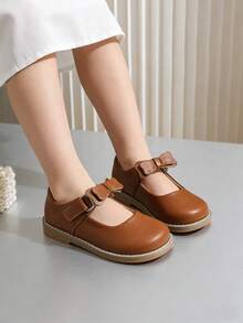 A Pair Of Brown Shoes With Bow - Leather Shoes,Oxford Shoes,Loafer Shoes,Flat Shoes Kids Shoes,Shoes,Girls Shoes,Girl Shoes,Zapatos De Niña,Toddler Girl Shoes,Kid Shoes,Zapatos Para Niñas,Shoes For Girls,Zapatos De Niño,Zapatos,Zapatos Para Niña,Kids,Shoes Kids,Zapatos De Niñas,Zapatos Para Niños,Little Girl Shoes,Zapatos Niña,Zapatos De Niños,Girls Dress Shoes,Girls,Flats,Zapatos Niñas,Toddler Girl,Shoes Girls,Loafers For Toddler & Little Girls & Little Boys | Ideal For School Day,Field Trip,After-School Playdate,Birthday Party,Family Brunch,Picnic,Church Service,Holiday Gathering,Art Class,Library Visit,Park Stroll,Weddings,Outings,Special Occasions,Christmas,New Year Celebrations - 3340棕色 - 查看 5