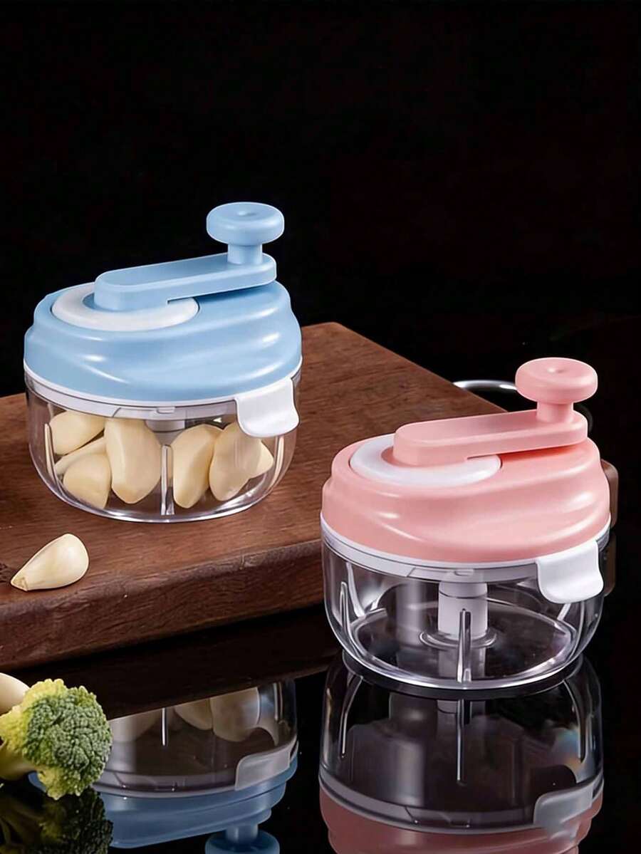 1 cái dụng cụ nghiền tỏi cầm tay đa năng dùng trong nhà bếp.