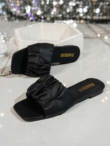 女士时尚褶皱平底凉鞋，黑色百搭宽楦凉鞋 - 黑色 - 查看 1