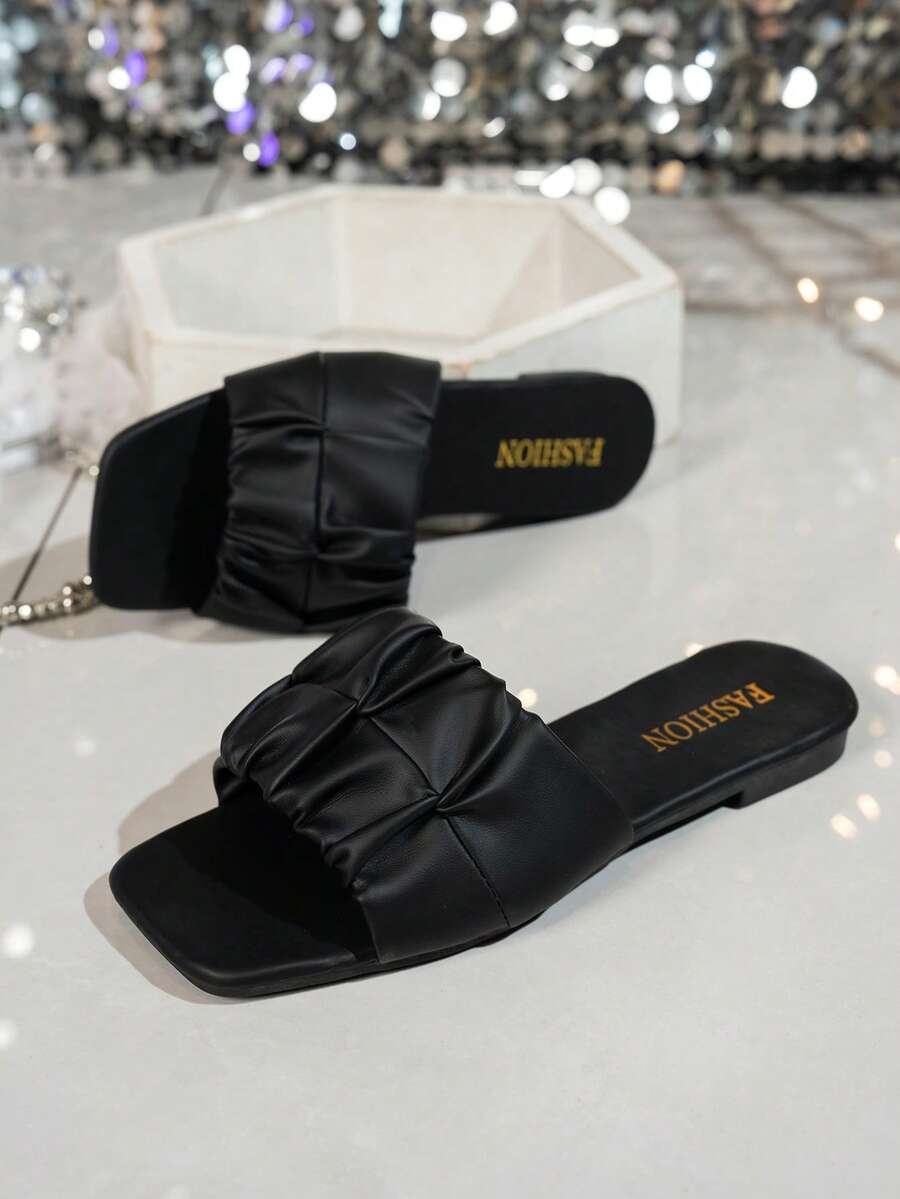 女士时尚褶皱平底凉鞋，黑色百搭宽楦凉鞋 - 黑色 - 查看 1