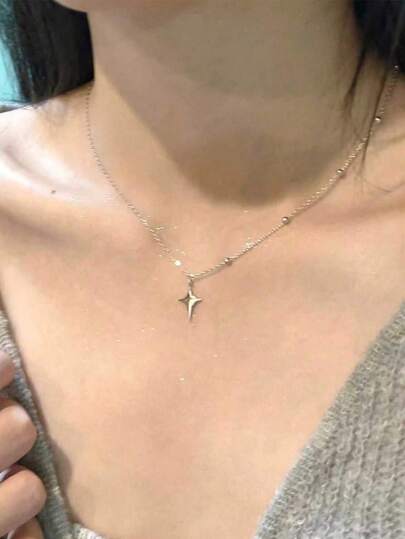 1件优雅不对称星形吊坠项链，简约独特设计锁骨链，适合女性日常佩戴、通勤、约会、度假等场合。