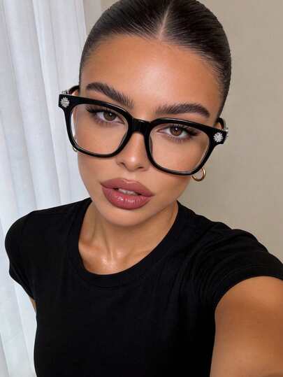 一副黑色小框透明眼镜，女士款，透明镜片，男女皆宜的经典款式，适合日常生活、办公、阅读、看电视、玩游戏和手机装饰。