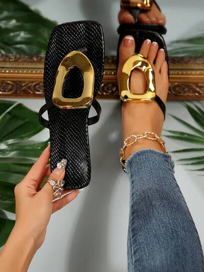 Hàng mới về năm 2026: Sandal đế bằng dáng rộng cỡ lớn dành cho nữ, có nơ và điểm nhấn kim loại, với thiết kế thoải mái và tối giản. Hoàn hảo cho kỳ nghỉ, bãi biển, thư giãn tại nhà và sử dụng hàng ngày. Sandal hở mũi màu trắng dệt kim mùa hè.