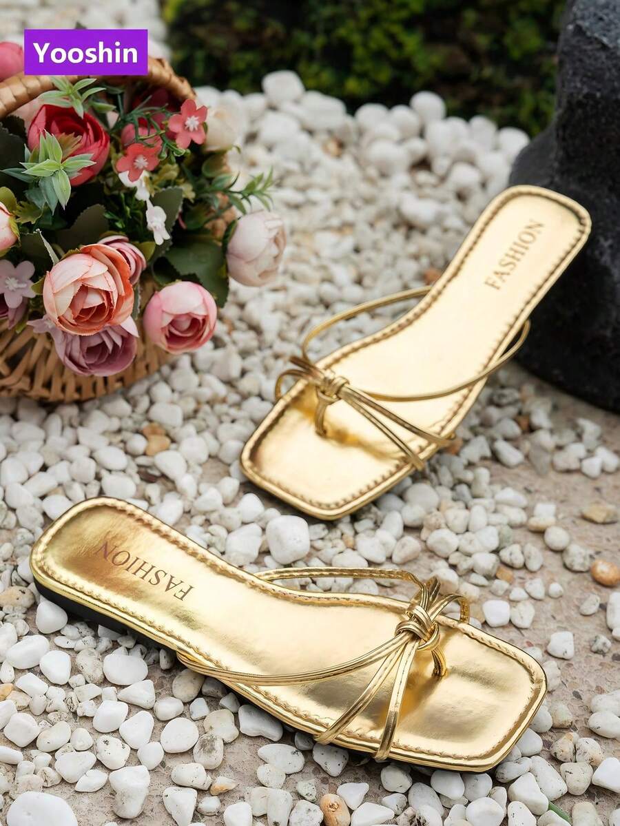 Sandalias planas de punta cuadrada para mujer, de estilo minimalista, con diseño deslizante, tiras cruzadas tipo chanclas, sandalias casuales de playa - Dorado - Ver 1