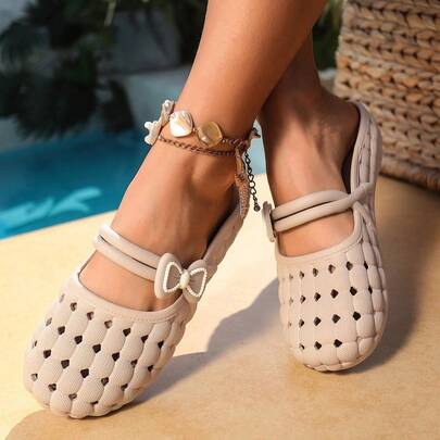 Dép xăng đan nữ, được thiết kế để mang lại sự thoải mái và thoáng khí, điểm nhấn là chiếc nơ trang trí. Thích hợp cho cả đi trong nhà và ngoài trời, đôi dép nhẹ này hoàn hảo cho mùa hè, kỳ nghỉ và sử dụng hàng ngày.