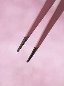 粉色睫毛镊子，直头设计，精巧耐用，轻松满足各种需求。加厚钢材，硬度高，弹性好，经久耐用。配有保护帽，避免伤手。握感舒适。 - 粉色 - 查看 3