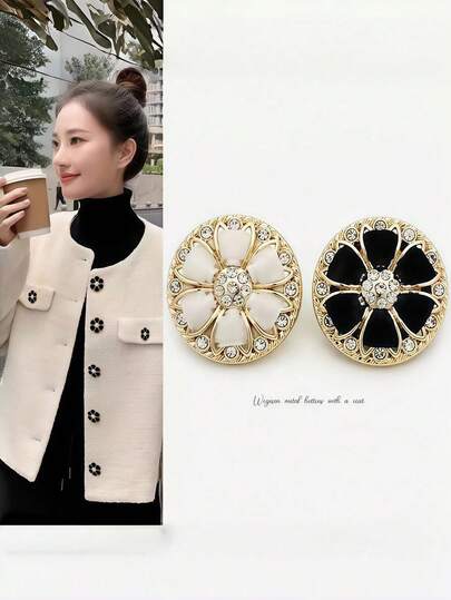 4 eleganti bottoni dorati a forma di fiore con brillanti cristalli, design traforato - dimensioni 18mm/23mm, disponibili in bianco e nero, adatti per maglioni, giacche e abbigliamento esterno. Bottoni in metallo di alta qualità con motivi floreali, adatti per cappotti di pelliccia, camicie, maglieria, abiti casual, decorazioni in lana, bottoni, scarpe fatte a mano, cappelli, scatole regalo, bagagli, accessori per cucire e gioielli