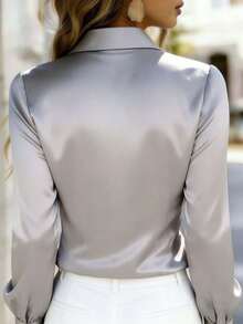 Blusa feminina de cetim com gola, mangas três-quartos com detalhe no punho, botões decorativos e barra regular, ideal para a primavera e o verão. - Cinza claro - Ver 3