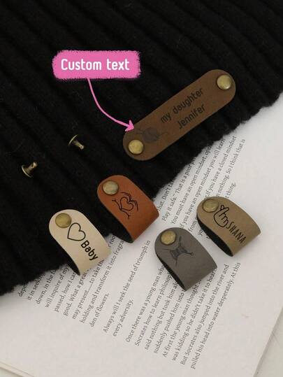 Etiquetas de couro trançado personalizadas - Um conjunto de etiquetas de couro sintético personalizadas com rebites, personalizáveis com nome e padrões de coração/florais, disponíveis em várias cores, adequadas para projetos de tecelagem, artesanato ou crochê, podem ser usadas para gorros de tricô, presentes para o Dia das Mães, presentes para o Dia dos Pais, presentes para amigos, artesanato, etiquetas decorativas para pendurar, etiquetas fixadas com rebites, acessórios artesanais, itens essenciais para criatividade.