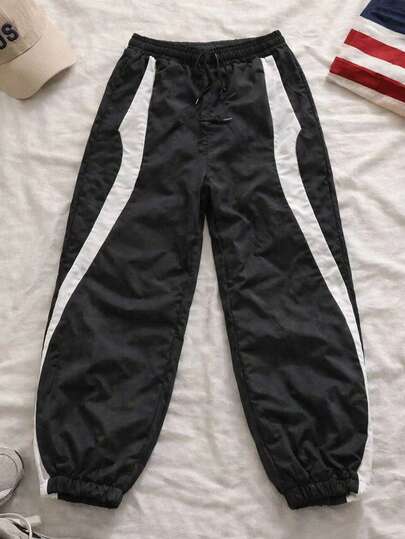 1 chiếc quần dài nam kiểu dáng thường ngày, phối màu tương phản, có dây rút, phù hợp mặc hàng ngày trong mọi mùa.