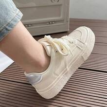 Tenis de mujer casuales y zapatillas blancas mujer en . Calzado deportivo de cuero PU con suela gruesa tipo plataforma y cordones anchos decorativos. Tenis para mujeres de diseño nicho con punta redonda y detalles elegantes. Zapatos para mujer cómodos, transpirables y antideslizantes de estilo coreano versátil. Calzado para caminar con diseño retro, ligero y resistente al desgaste para uso diario. - Beis - Ver 5